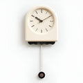 PendAura – Horloge murale élégante avec base incurvée et pendule oscillant apaisant