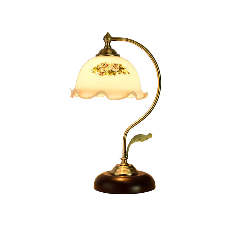 LumiOra – Lampe à dôme en verre givré plissé avec base dorée  
