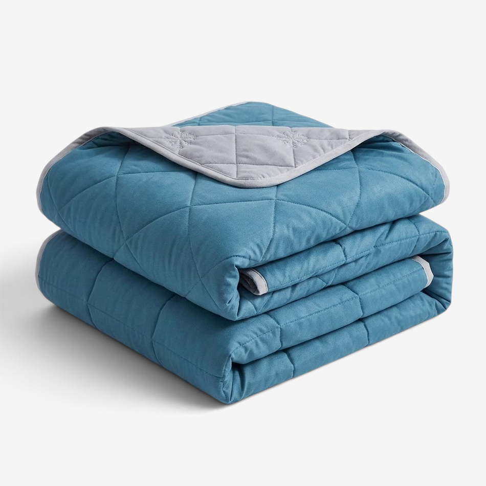 Bellori – Vendbar sommerdyne med geometrisk mønster og satin