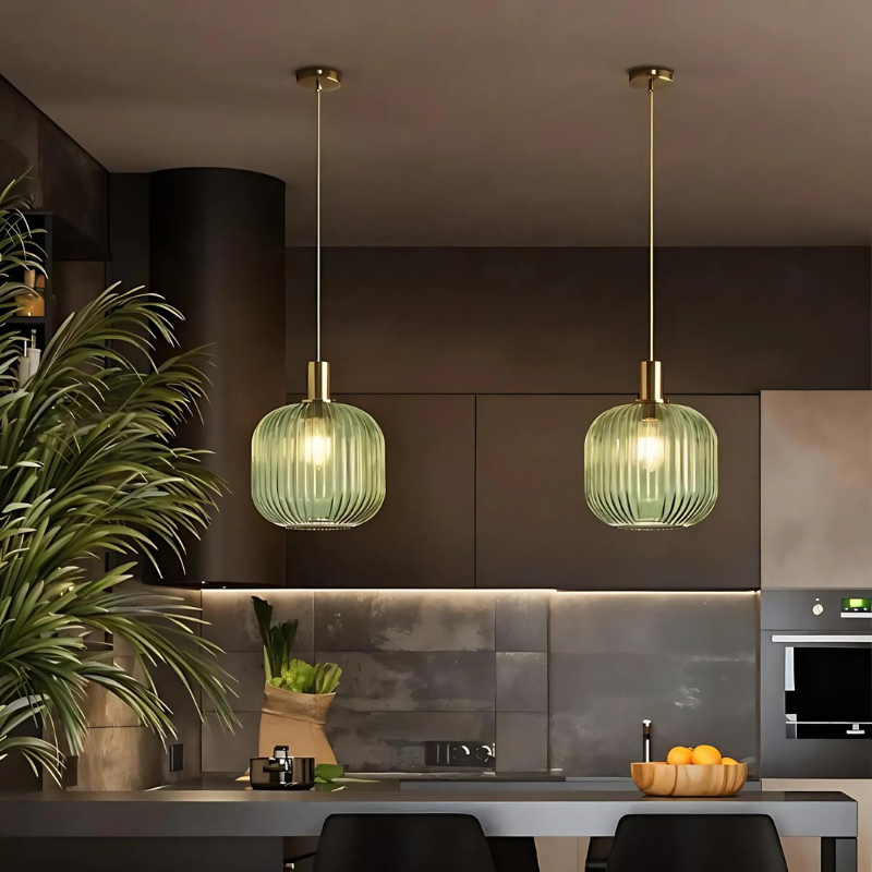LumaGlow – Suspension élégante avec lumière douce et accents dorés