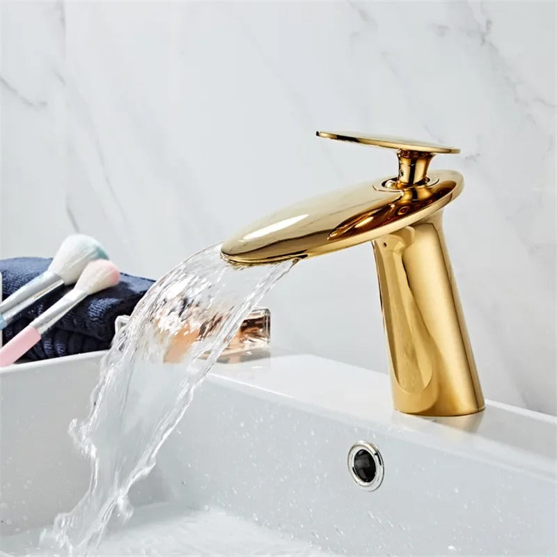AquaFlow – Moderne vandfaldsarmatur med enkeltgrebsdesign