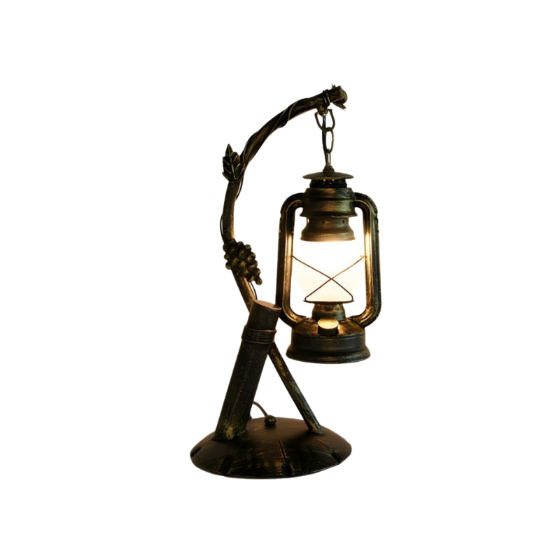 OpalForge – Lampe de table industrielle moderne en laiton avec abat-jour en verre opale