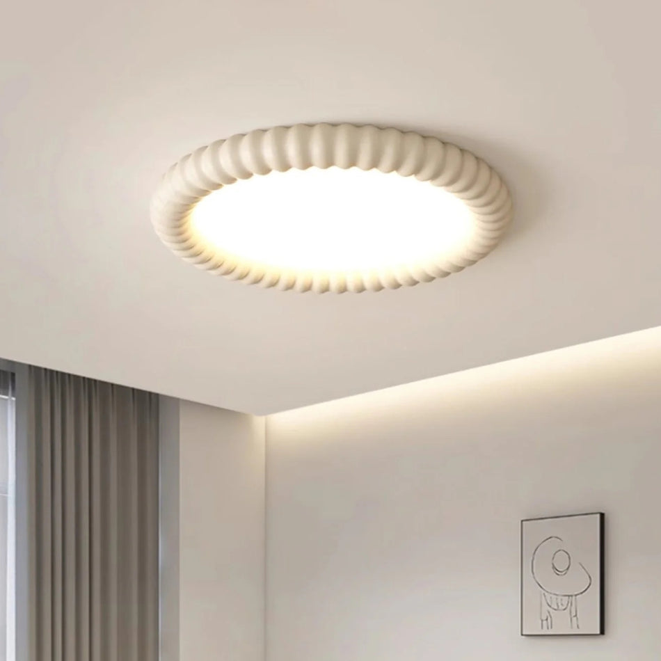 ZenHalo – Loftlampe med krusningsinspireret form og rolig belysning ovenfra