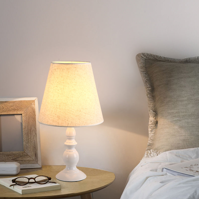 LuxeBeam – Lampe de chevet minimaliste avec abat-jour conique