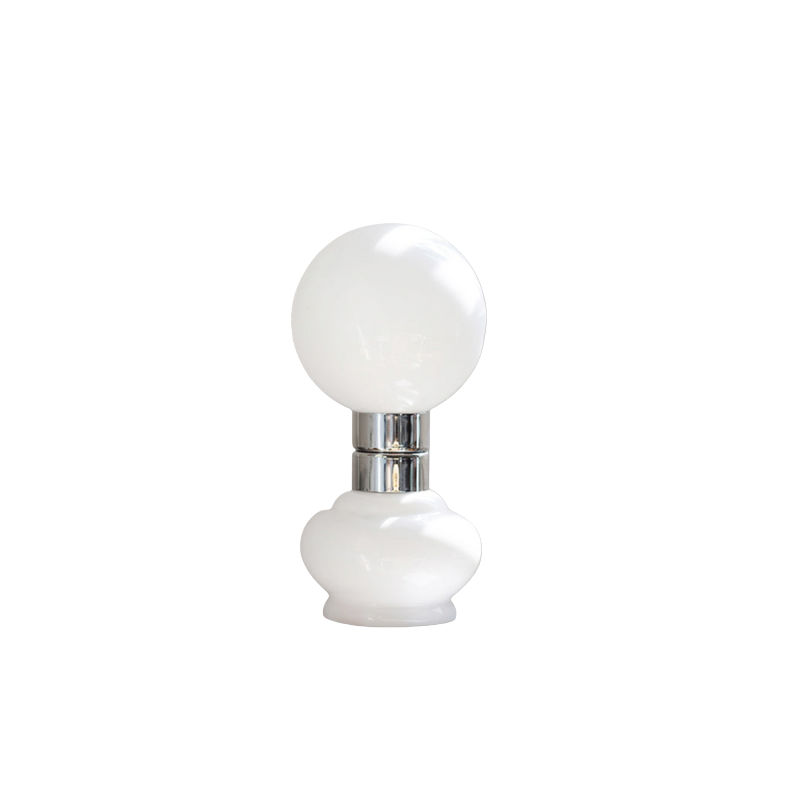 LumaGlobe – Lampe de table en verre blanc avec détail chromé