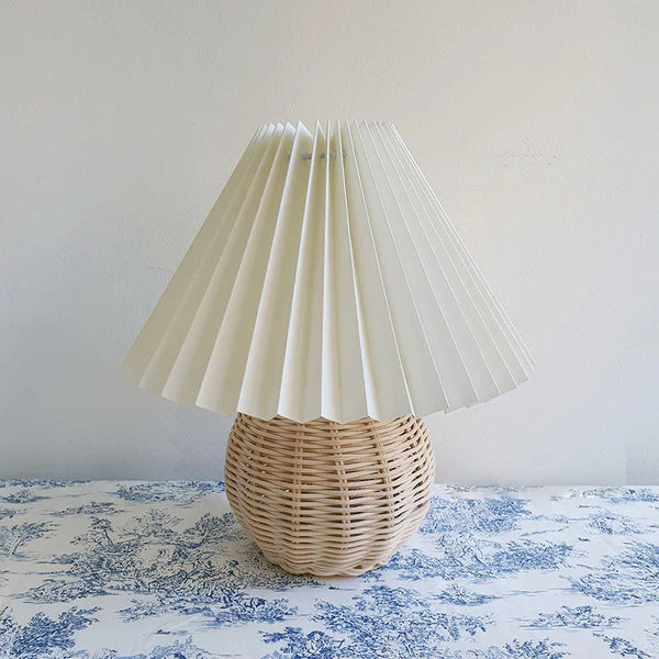 RattanAura - Rund bambusbordlampe med elegant hvid skærm
