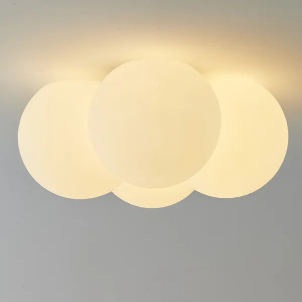 CloudAura – Moderne skyformet loftslampe til blød og elegant belysning