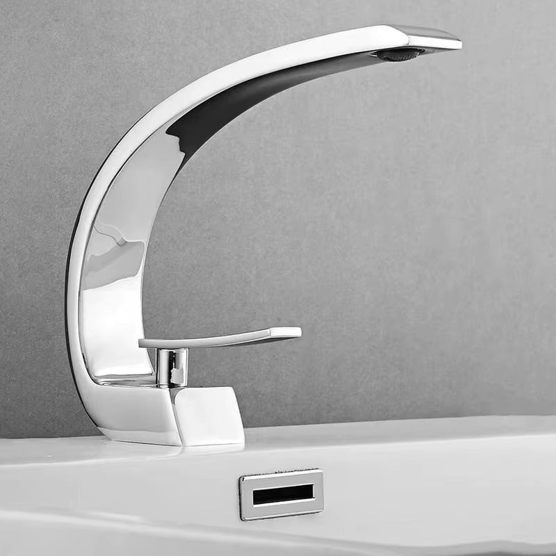 AquaForma - Slank brusearmatur med drypfrit design for jævn vandgennemstrømning