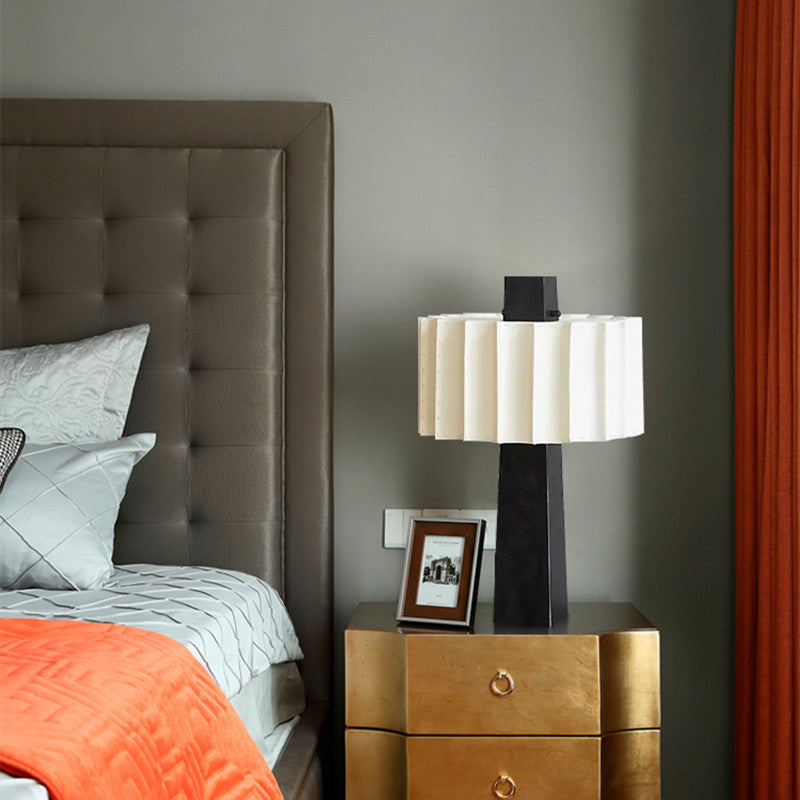 FormGlow – Lampe de chevet moderne avec pied sculptural et abat-jour doux  
