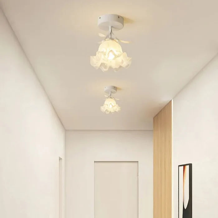DecoLume - Blomsterformet loftslampe for tidløs elegance