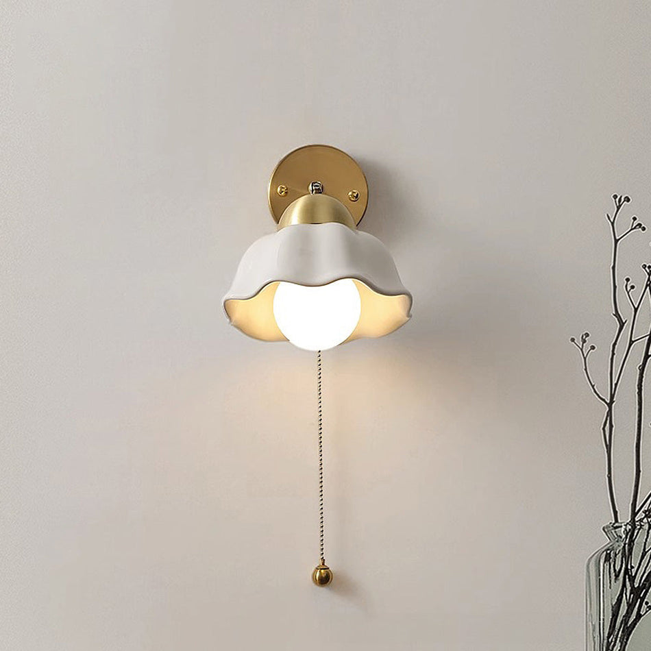 GlowWave – Applique murale festonnée avec base élégante et chaîne à tirer pour un éclairage cosy