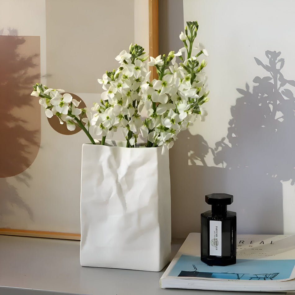 VasoFold – Stilfuld keramisk vase med moderne papirpose-design