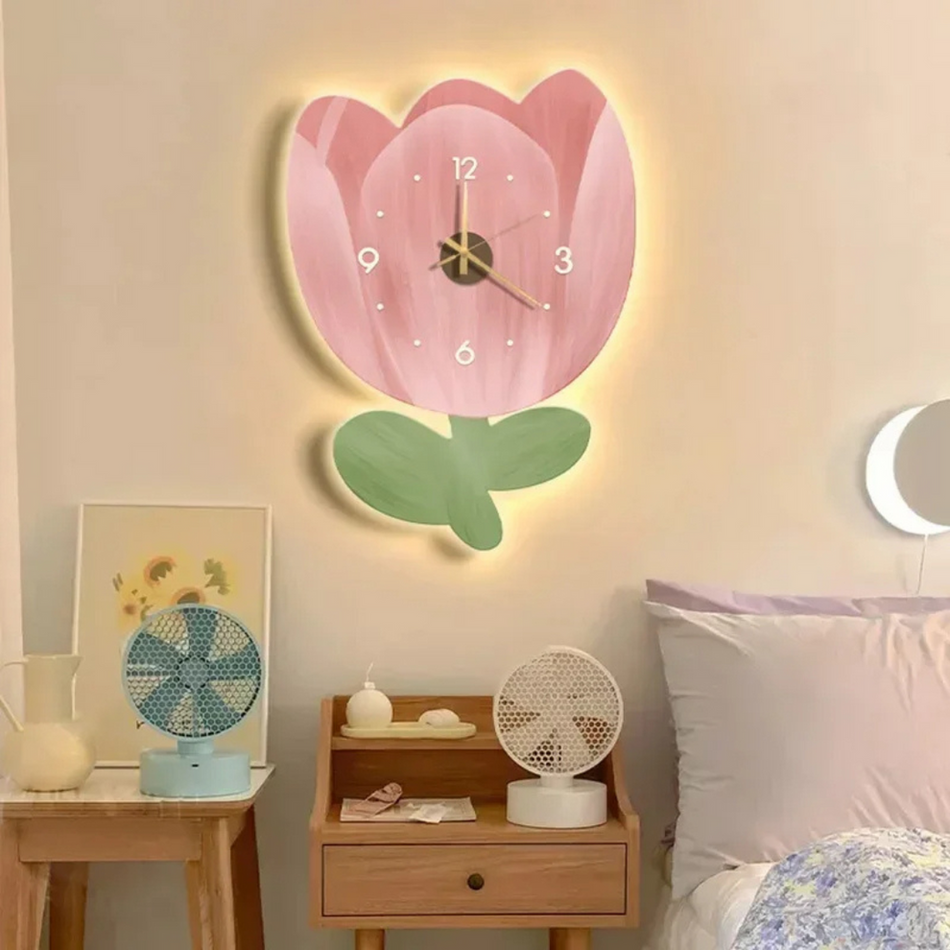 GlowVerra – Oplyst vægur med blomsterdesign og lydløs urværk