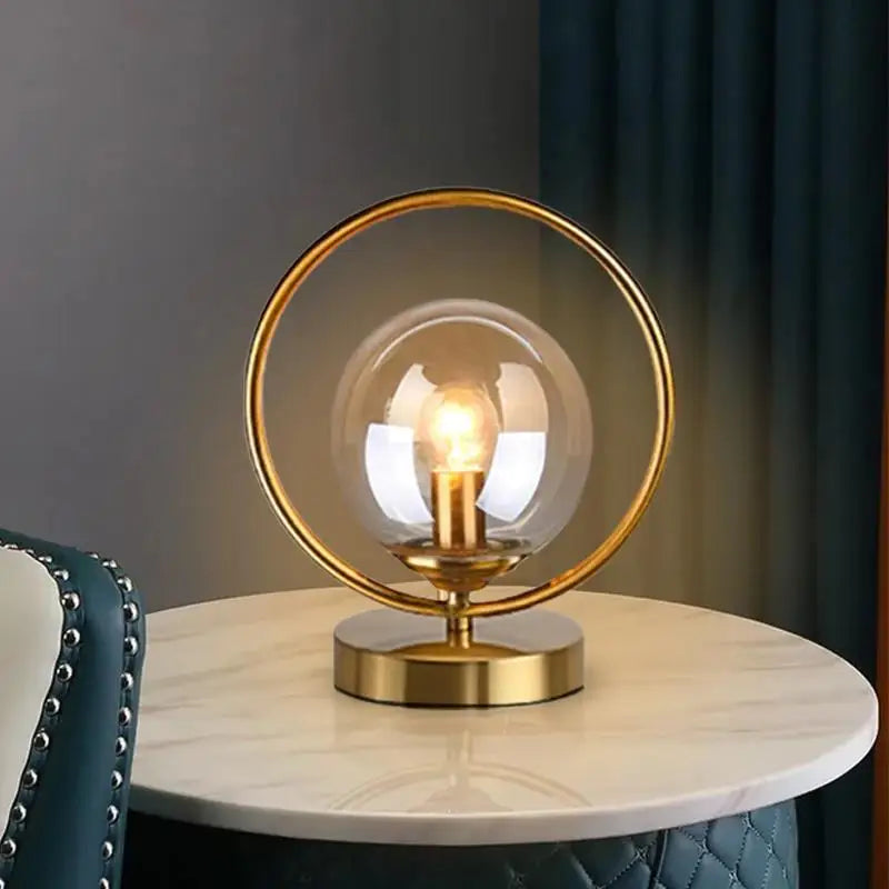 GlassGlow - Lampe en verre stylée avec accents en laiton élégants pour une touche moderne