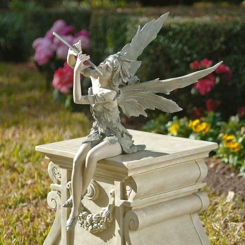 FairyBloom - Fængslende Statue af Blomsterfe til et Magisk Udendørs Ophold