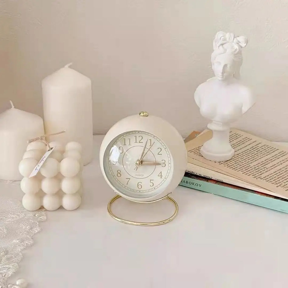 AntiqueClock – Vintage skrivebordsur med romertal og klassisk charme