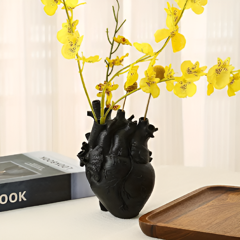 BloomHeart - Anatomisk hjerteformet vase i resin til et dristigt og romantisk interiør
