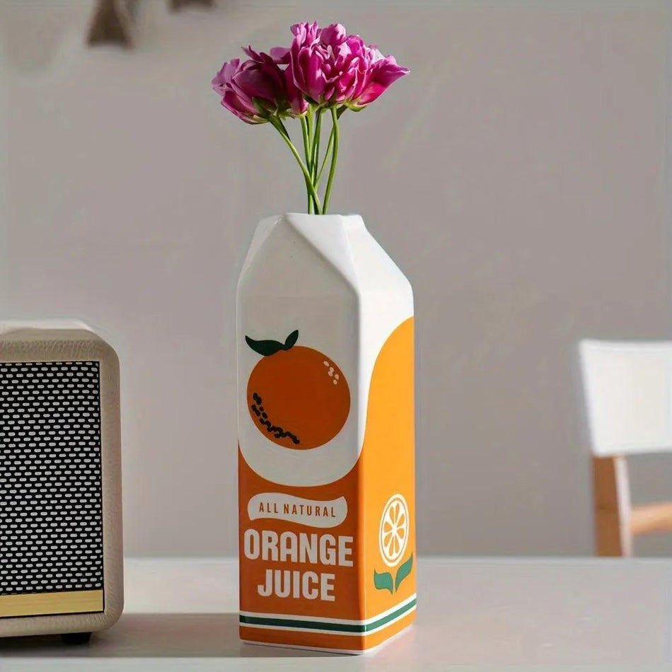 JuicyBloom – Vase med Karton-Inspireret Design og Legende Trykte Detaljer