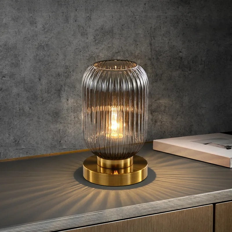 AuraGlow - Elegant bordlampe med ribbede detaljer og omgivende lys der skaber et beroligende rum