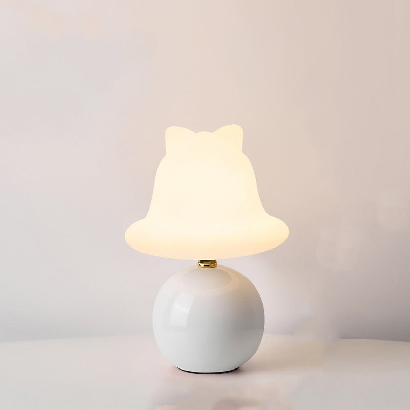 BelloGlow – Legesyg bordlampe med afrundet fod og klokkeformet skærm