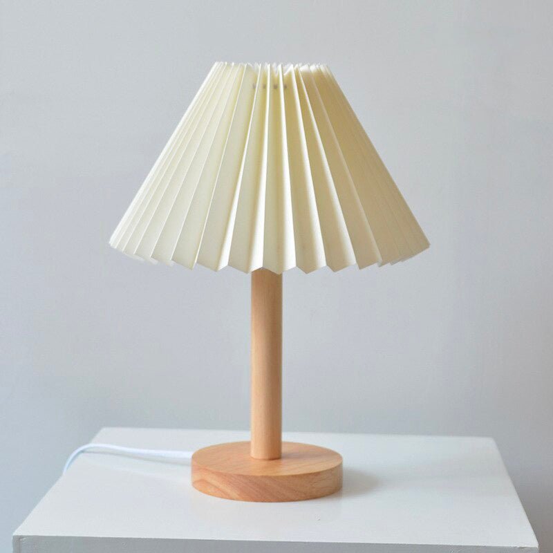 NordLume – Lampe de chevet moderne avec abat-jour plissé et touche naturelle pour une décoration apaisante