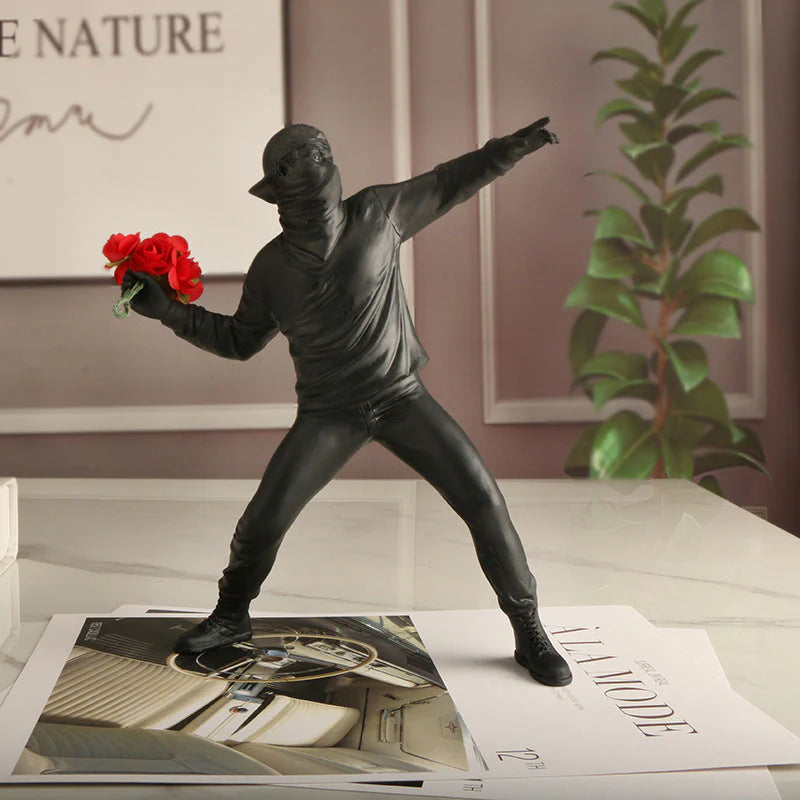 BloomThrower – Moderne blomsterkasterstatue til boligindretning og kunstnerisk udstilling