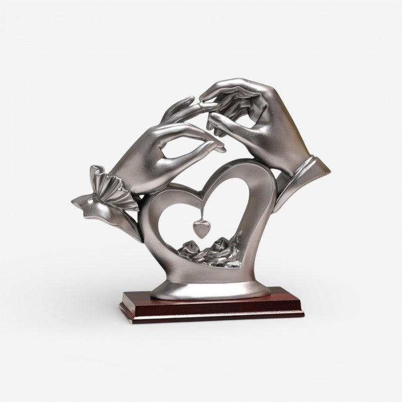 HandAura – Dekorativ Statue med Hånd og Hjerteinspireret Design